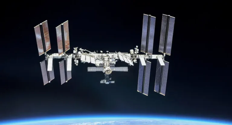 Missão privada Axiom-4 leva quatro astronautas para a Estação Espacial Internacional