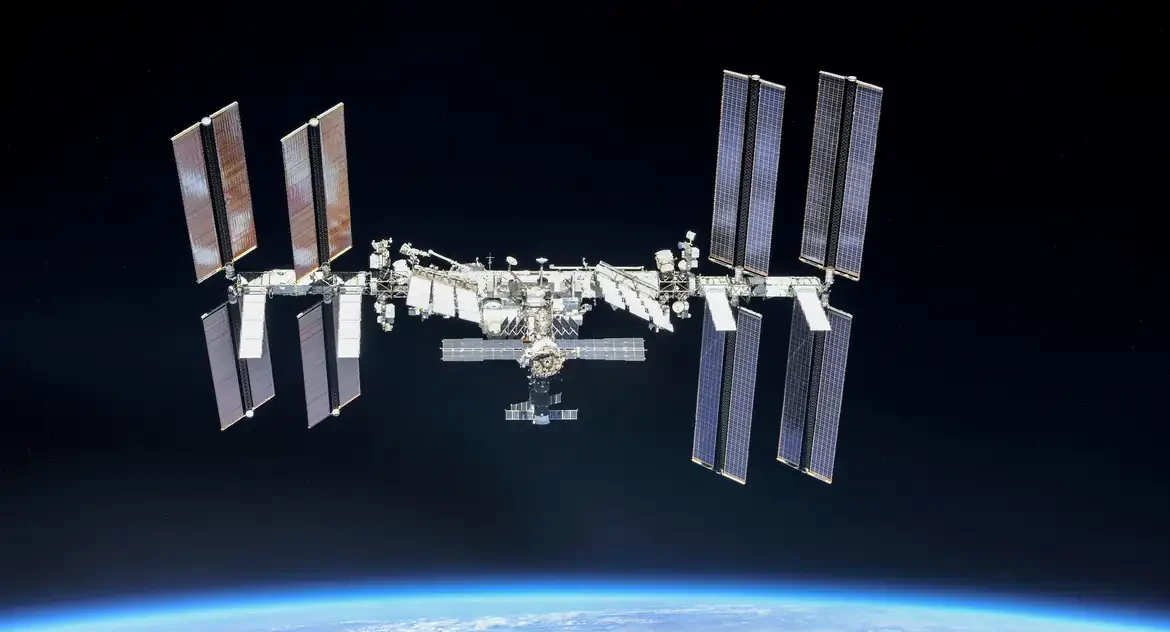 Missão privada Axiom-4 leva quatro astronautas para a Estação Espacial Internacional