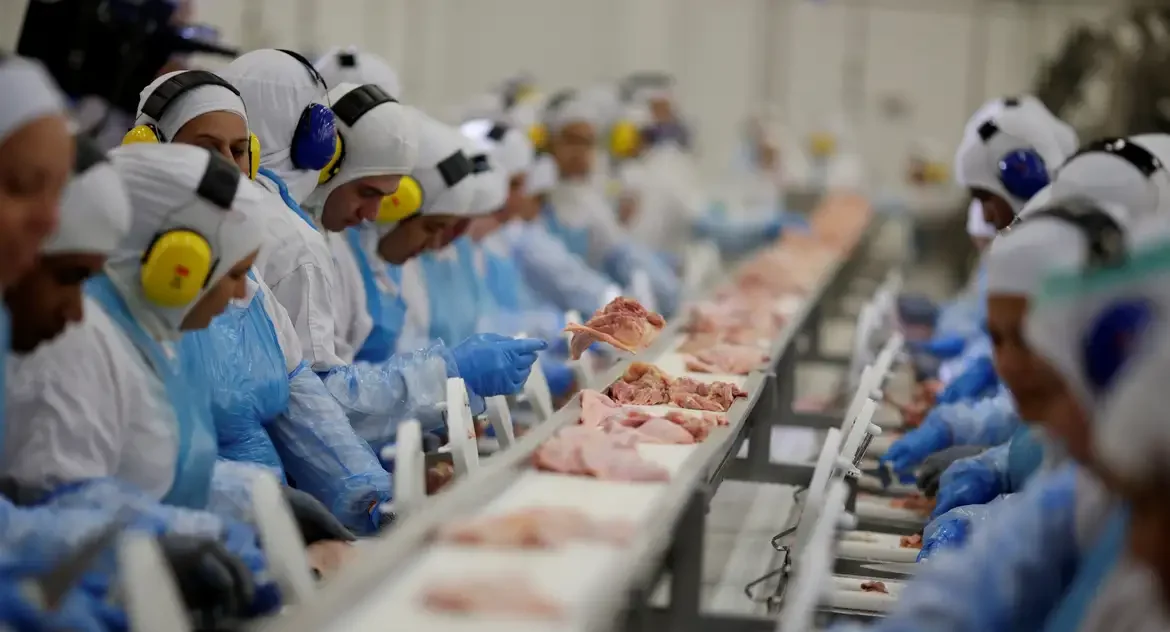 Indústria Brasileira cria 910,9 mil vagas de emprego entre 2019 e 2023, aponta IBGE