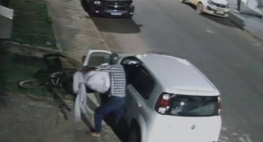 Ladrão furta objetos de carro destrancado no Jardim Eldorado