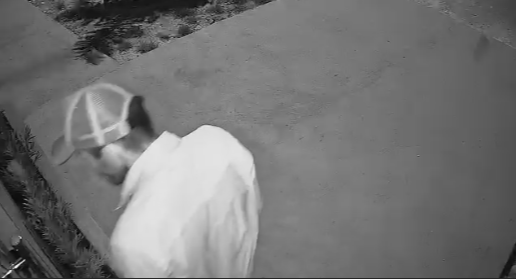 Homem tenta invadir escritório e furta câmera de segurança