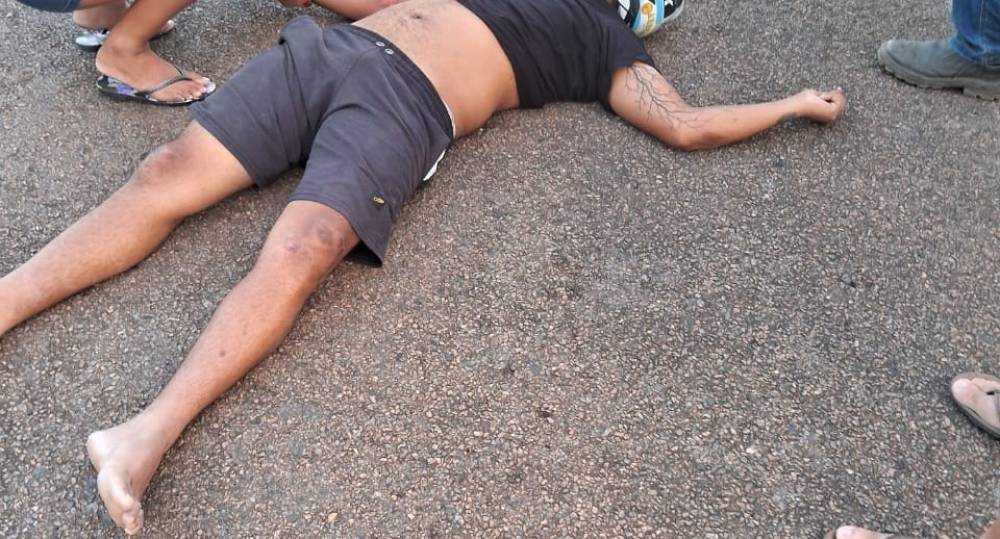 Motociclista intubado e em estado grave após colisão com poste