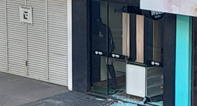 Loja no centro é saqueada a poucos metros de base da PM