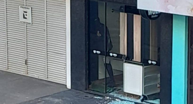 Loja no centro é saqueada a poucos metros de base da PM