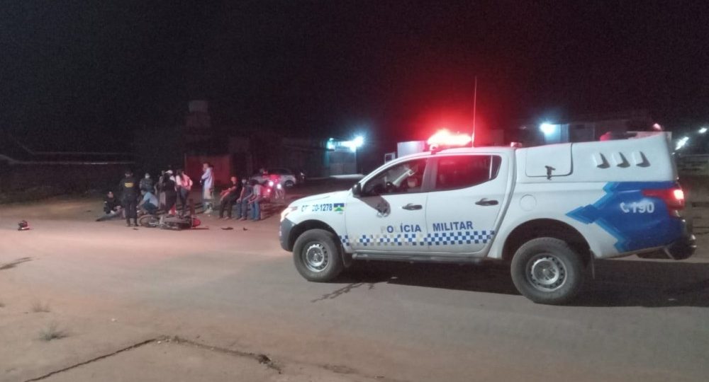 Motociclista e pedestre ficam feridos em colisão no centro