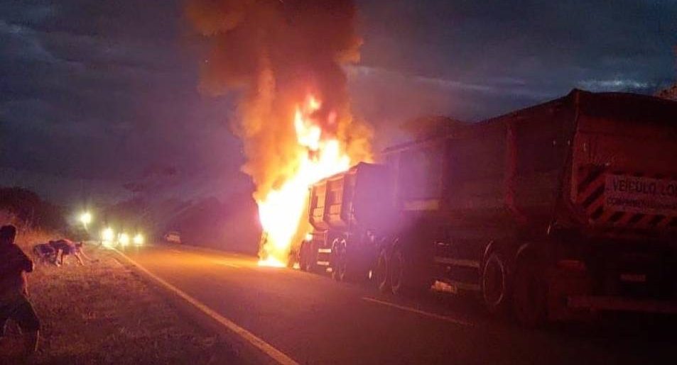 Carreta rodotrem incendeia na BR-435 entre Vilhena e Colorado do Oeste