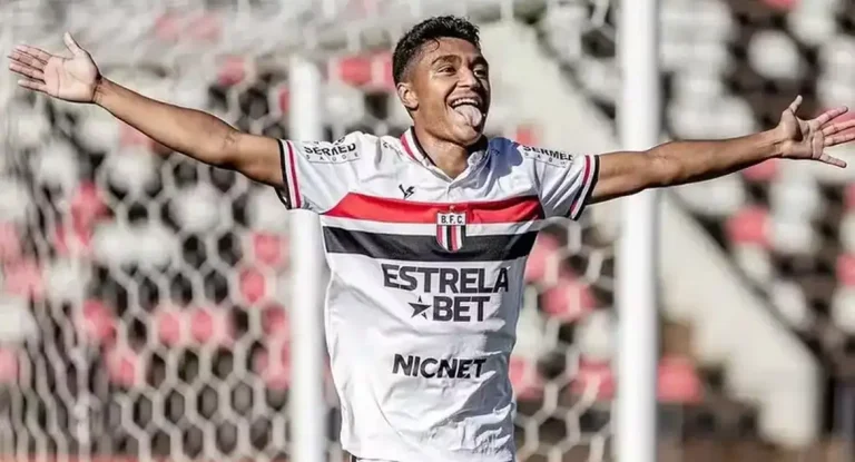 Jogador Pedro Severino, do Bragantino, recebe alta hospitalar após 98 dias de tratamento por traumatismo craniano