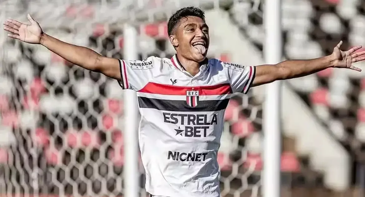 Jogador Pedro Severino, do Bragantino, recebe alta hospitalar após 98 dias de tratamento por traumatismo craniano