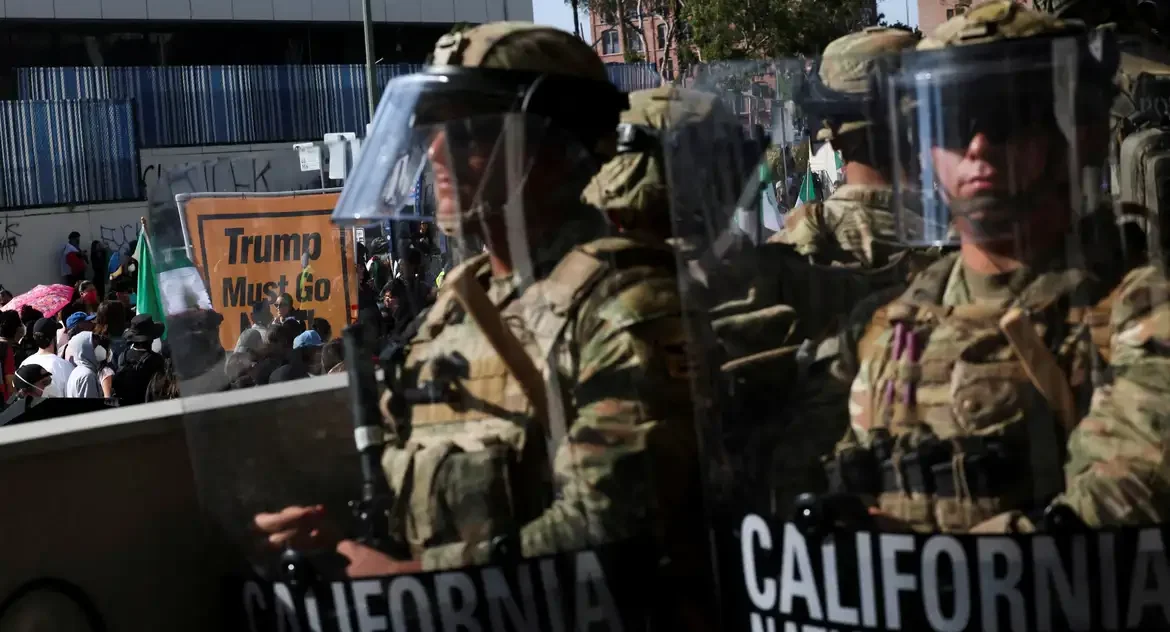 Fuzileiros navais chegam a Los Angeles em meio a protestos contra batidas anti-imigração