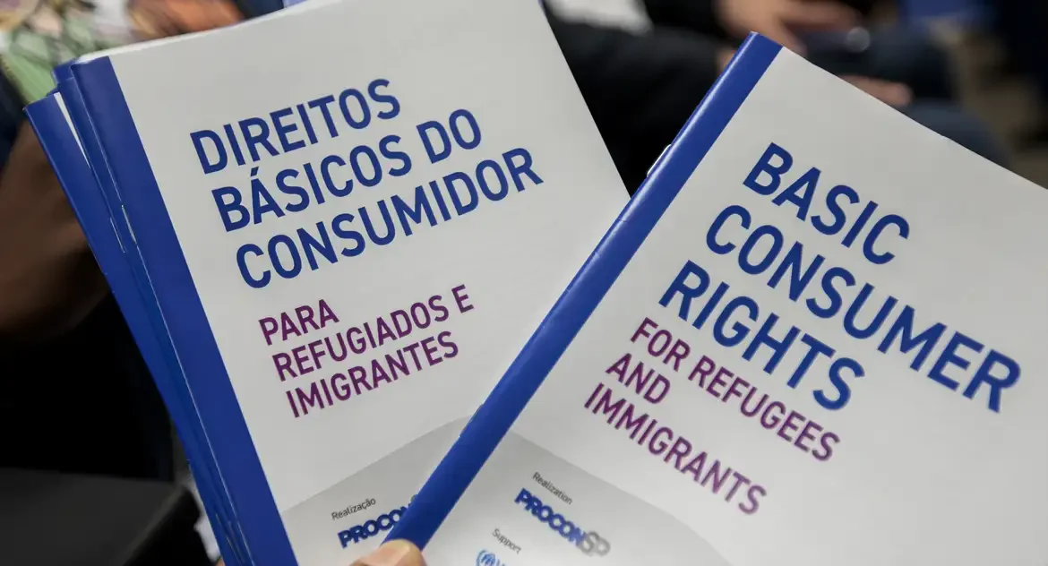 Procon lança cartilha em seis idiomas para orientar refugiados e migrantes sobre direitos do consumidor