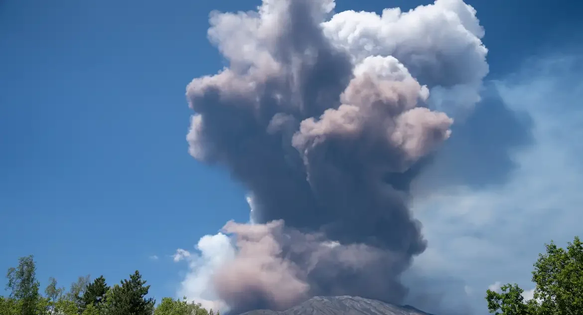 Vulcão Etna entra em erupção na Sicília com forte explosão, mas sem risco imediato à população