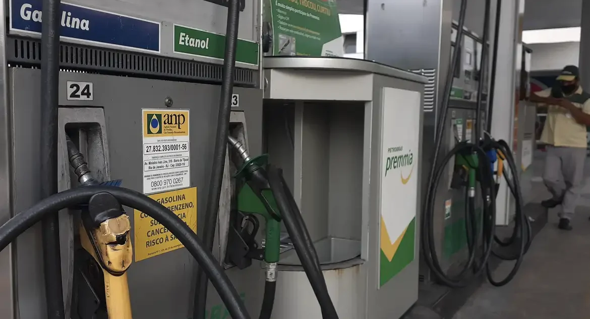 Petrobras anuncia redução de 5,6% no preço da gasolina A para distribuidoras a partir de 3 de junho