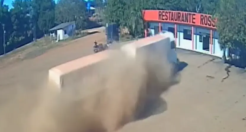 Comerciante de Vilhena tem restaurante destruído após colisão entre carretas na BR-174