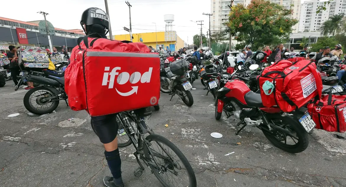 Entregadores de aplicativo buscam melhores condições de trabalho enquanto iFood anuncia novos benefícios