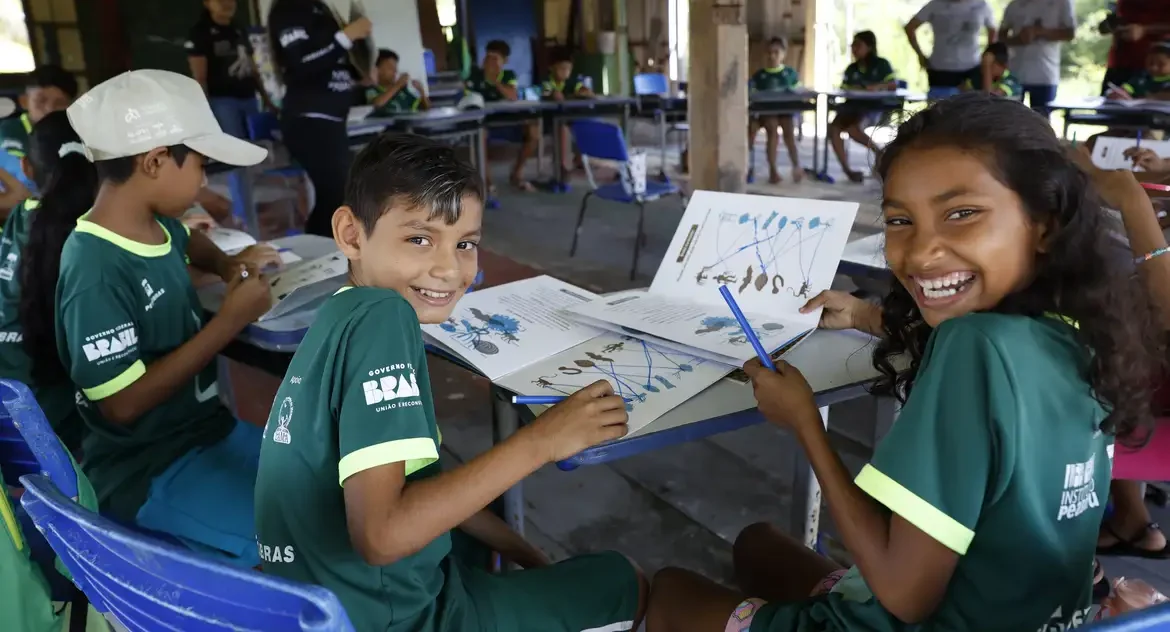 Projeto AlfaMangue usa o ecossistema local para alfabetizar crianças e jovens em comunidades ribeirinhas