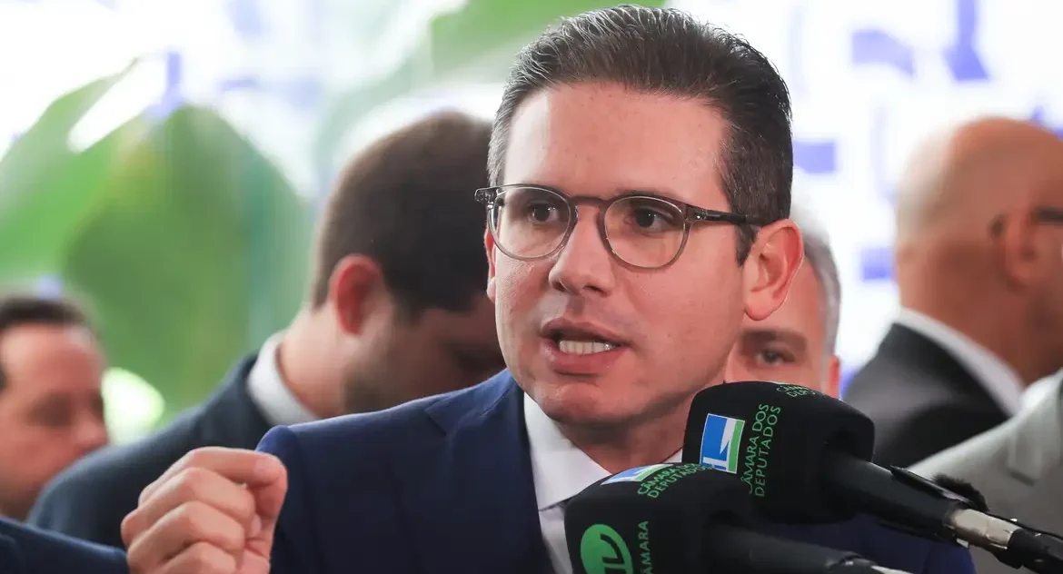 Presidente da Câmara encaminha processo de cassação de Carla Zambelli à CCJ e bloqueia verbas da deputada