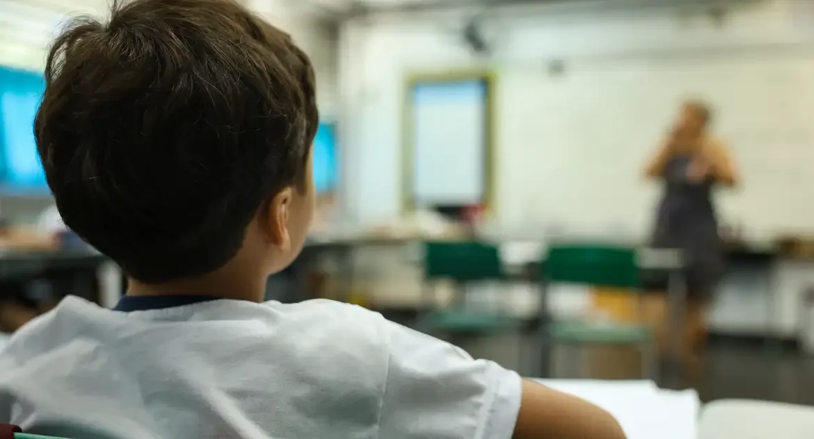 Acesso escolar no Brasil avança em 2024, mas não atinge metas do PNE para todas as faixas etárias