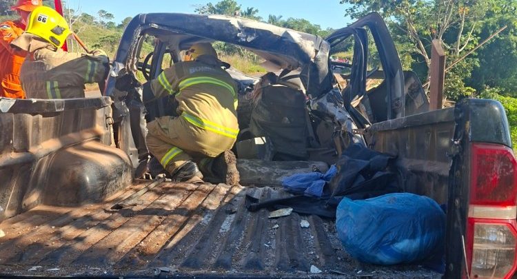 Acidente grave entre carreta e Hilux na BR-364 três mortos