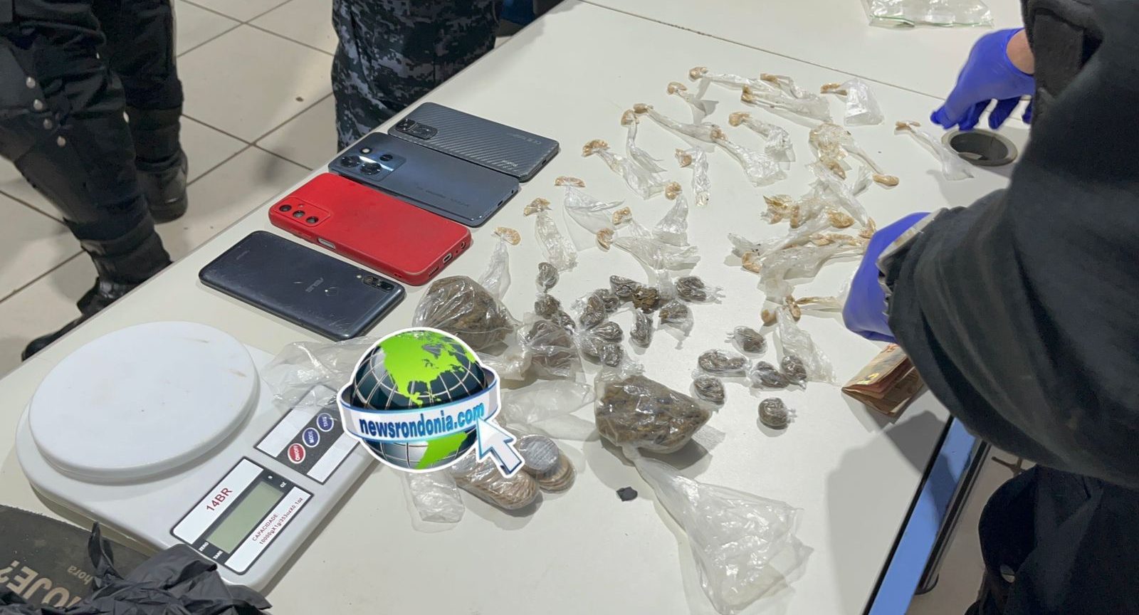 Apenado monitorado e irmão foragido são presos com drogas em boca de fumo na Quintino