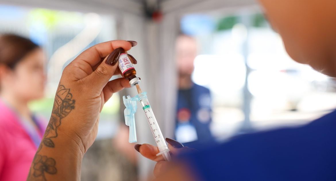 SUS amplia vacinação contra meningite: Bebês de 12 meses receberão dose de reforço da vacina ACWY a partir de julho