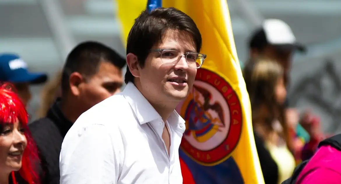 Senador colombiano Miguel Uribe segue em estado crítico após ser baleado, mas apresenta melhora neurológica