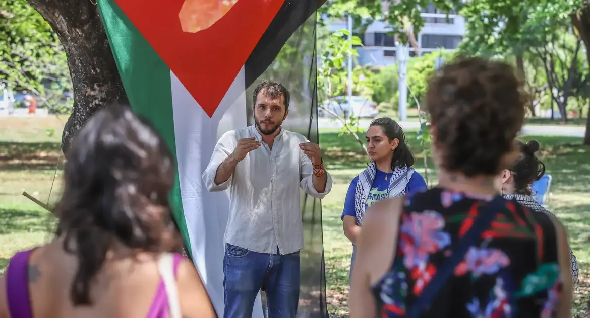 Ativista brasileiro Thiago Ávila pode ser deportado de Israel após detenção em águas internacionais, caso classificado como crime de guerra pelo CNDH