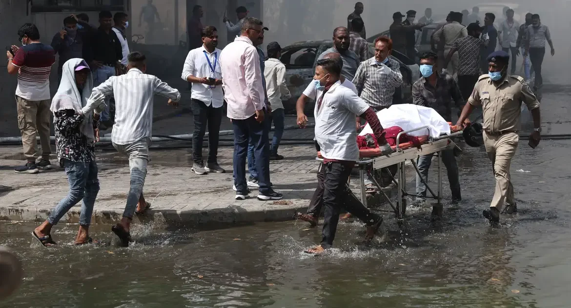 Queda de avião da Air India deixa mais de 100 mortos na Índia