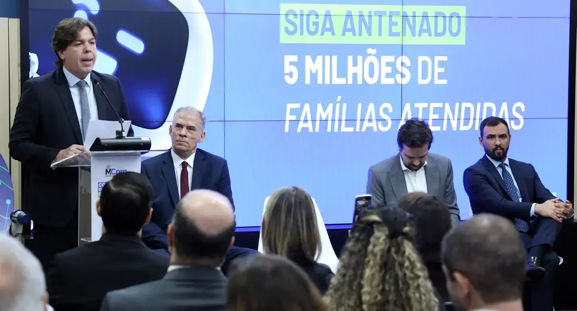 Mais de 5 milhões de famílias de baixa renda recebem kits de parabólica digital do programa Siga Antenado