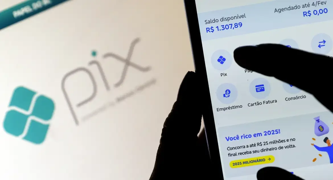 Transações bancárias digitais atingem 82% no Brasil em 2024, impulsionadas pelo celular e Pix