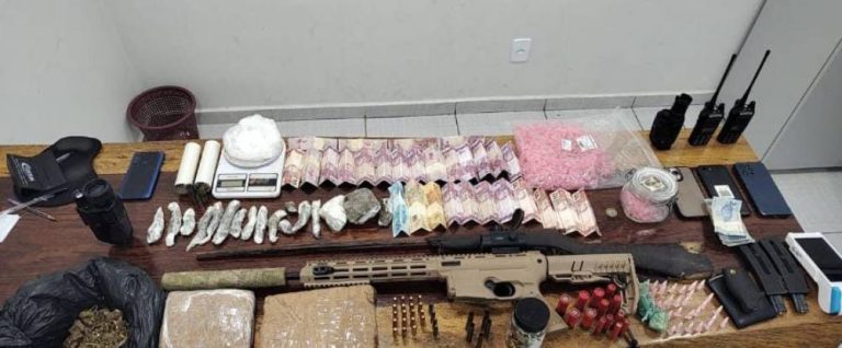 PM desarticula ponto de tráfico após denúncia em vídeo e apreende drogas, armas e munições, em Rondônia