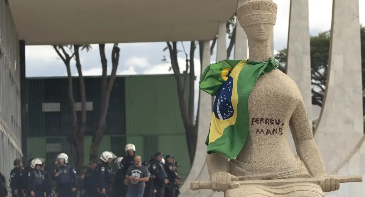 STF mantém condenação de cabelereira por participação nos atos de 8 de janeiro e pichação da estátua da Justiça