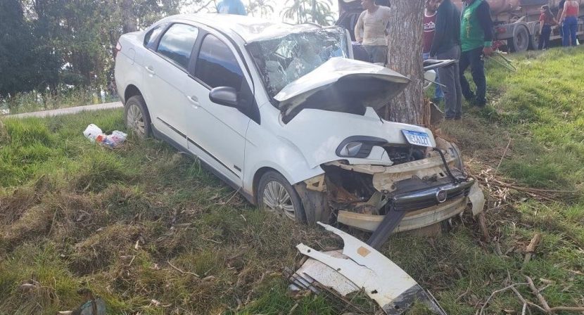 Carro sai da pista e colide com árvore na RO-133 deixando casal ferido