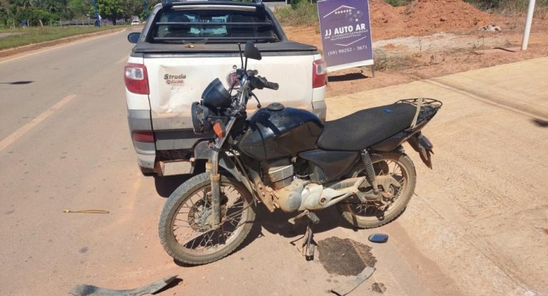 Motociclista sem CNH colide com carro estacionado após possível mal súbito