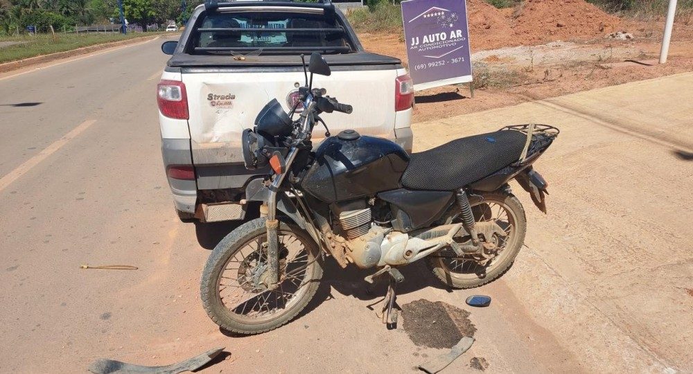 Motociclista sem CNH colide com carro estacionado após possível mal súbito