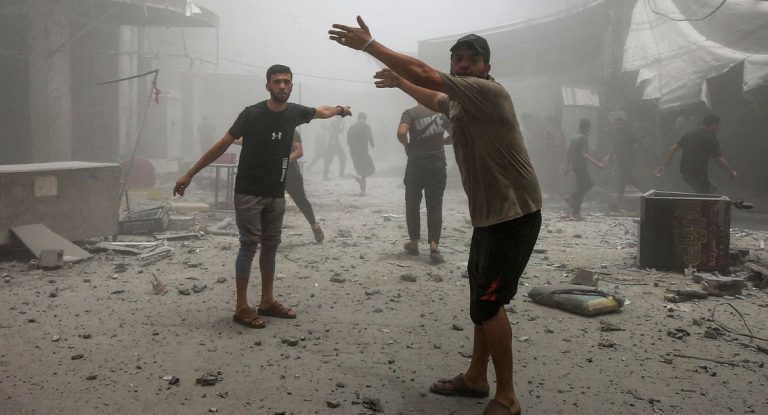 Ataques em Gaza matam 82 palestinos, incluindo 38 que buscavam ajuda humanitária
