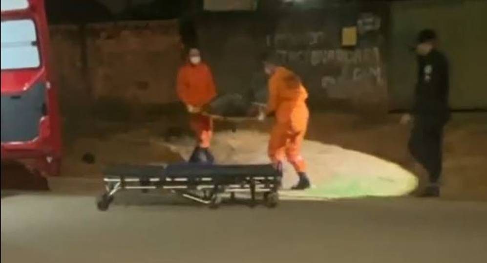 Homem é baleado por dois atiradores e socorrido em estado grave