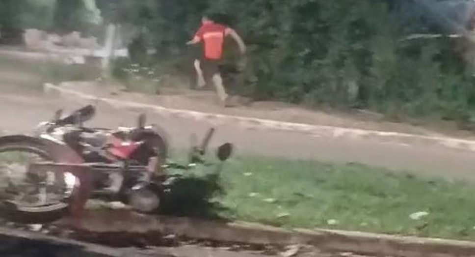 Motociclista foge da PM, sofre acidente e abandona idoso na garupa