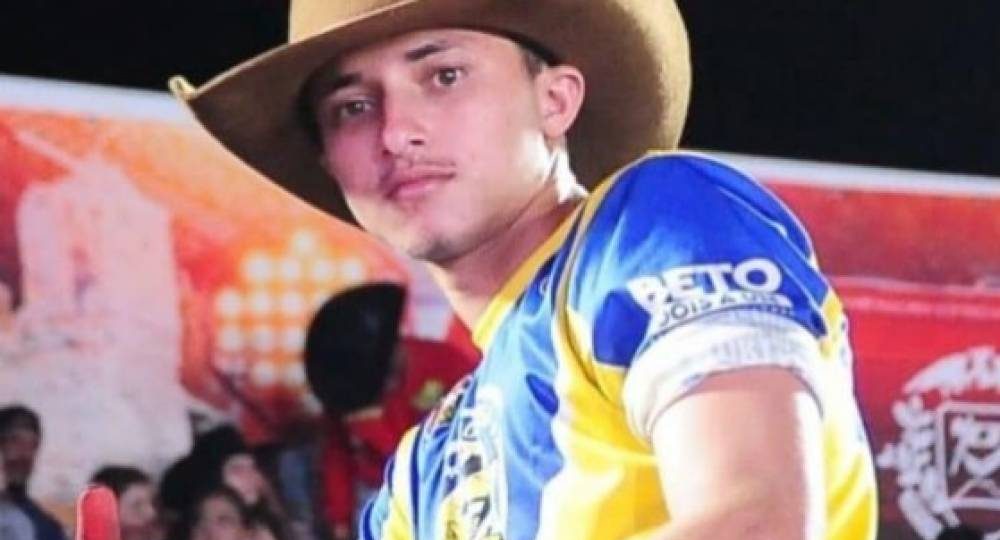 VÍDEO: Peão morre após ser lançado e pisoteado pelo animal em Rodeio