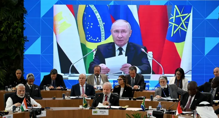 Putin declara BRICS como força global em expansão e defende mundo multipolar e desdolarização em Cúpula do Rio