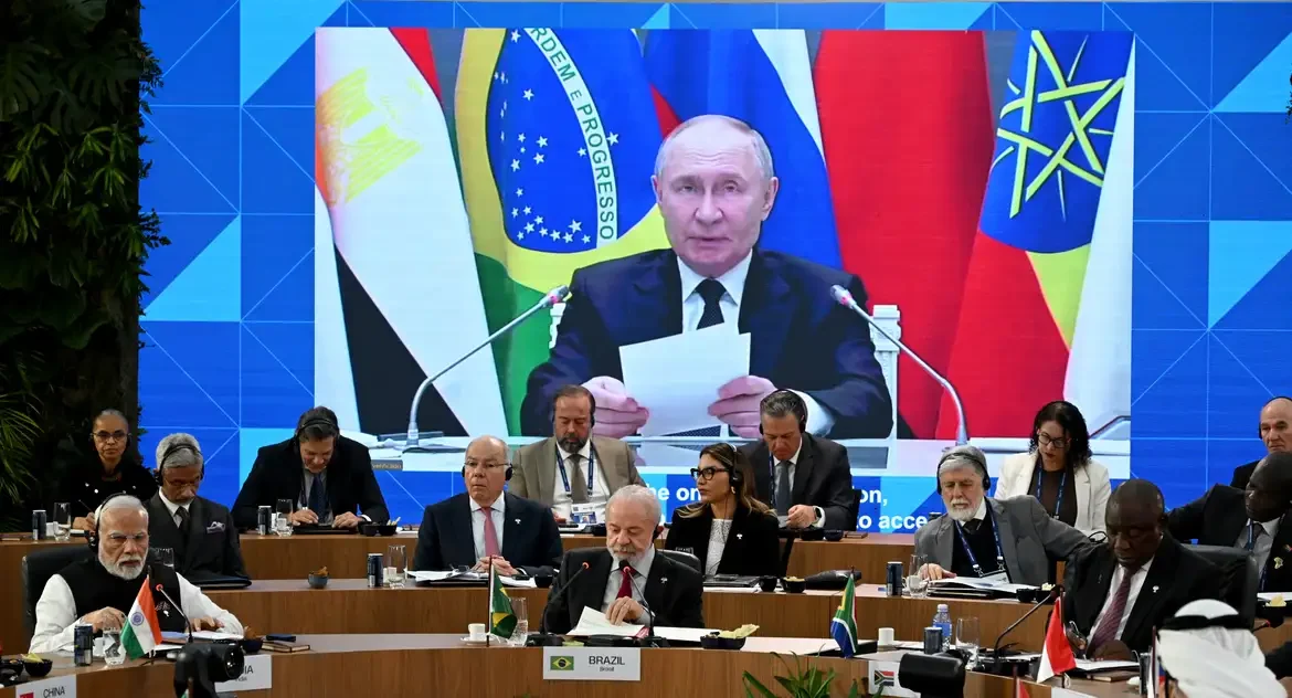 Putin declara BRICS como força global em expansão e defende mundo multipolar e desdolarização em Cúpula do Rio