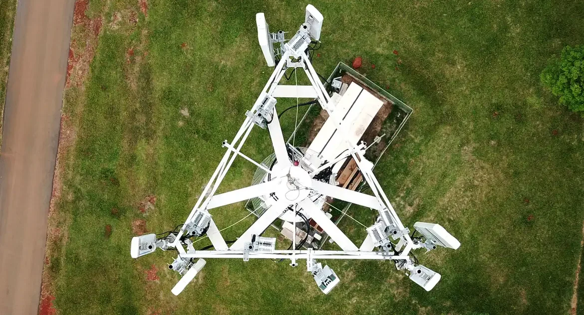 Brasil celebra três anos de 5G com mais de mil municípios atendidos e desafios em legislação local