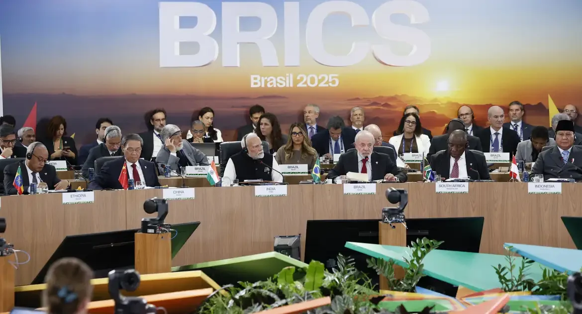 BRICS aborda conflitos globais e custos militares em declaração final da Cúpula no Rio de Janeiro