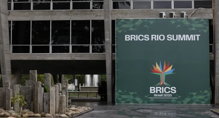 BRICS critica sanções e tarifas unilaterais em declaração final da Cúpula no Rio