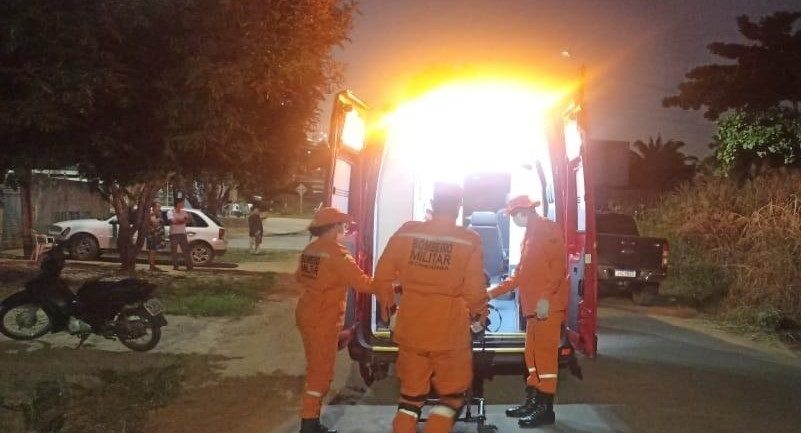 Mulher fica ferida após cair de motoneta ao desviar de cães