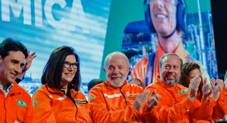 Lula cobra fiscalização e preços justos de combustíveis para consumidores
