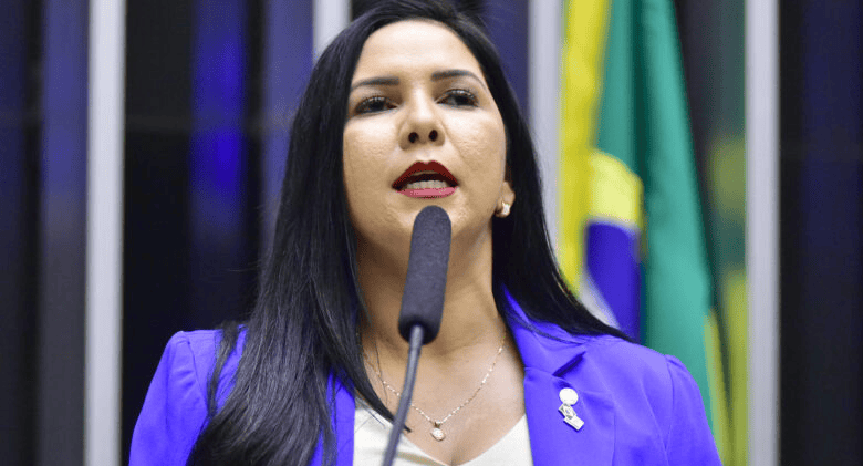 Deputada federal Cristiane Lopes confronta Marina Silva e cobra agilidade na liberação de licenças para recuperação da BR-319