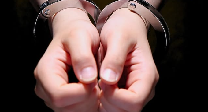 Polícia Civil cumpre dois mandados de prisão contra mulher investigada por homicídio e furto qualificado