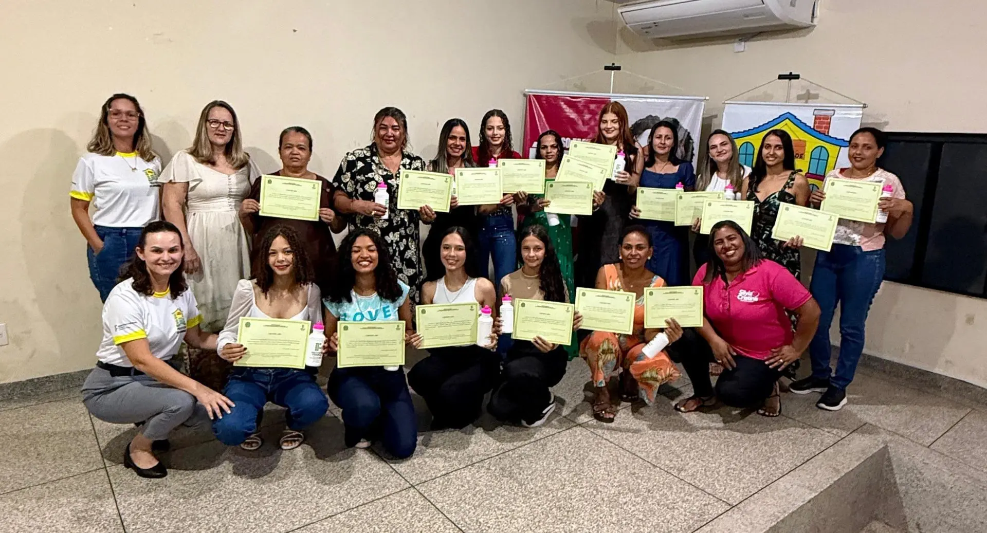 Certificados do curso de manicure e pedicure e de técnicas de maquiagem entregues pelo Casa da Comunidade