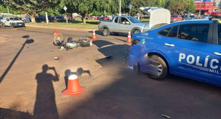 Acidente no centro deixa motociclista ferida