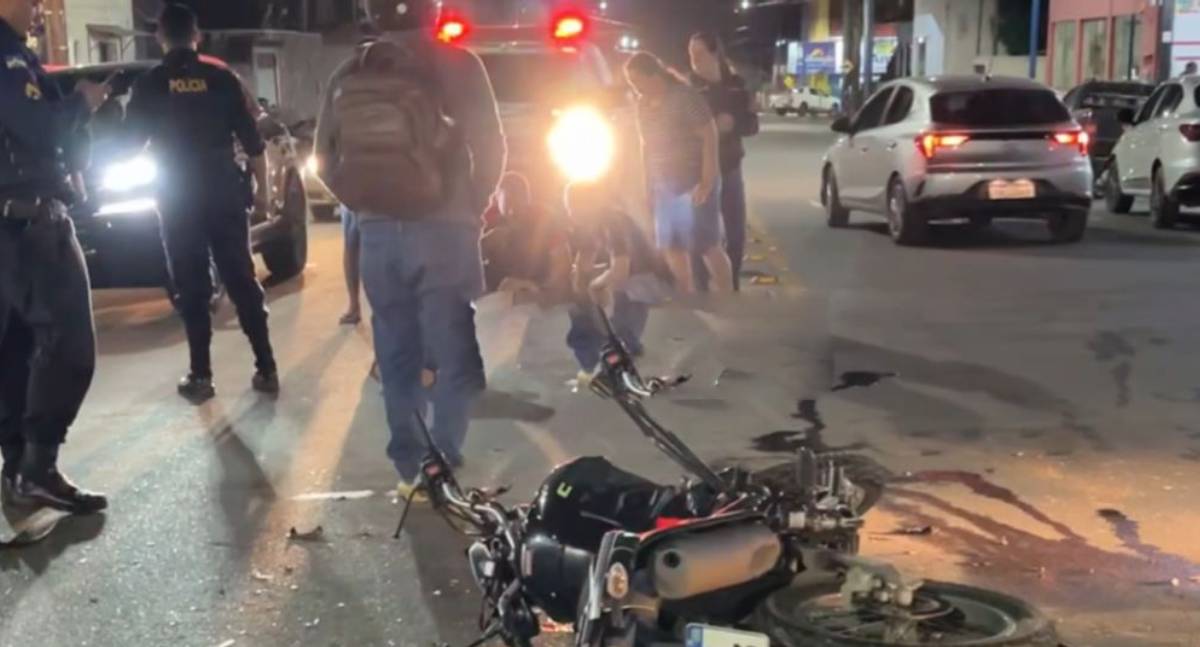 Motociclista fica gravemente ferido em colisão com caminhonete
